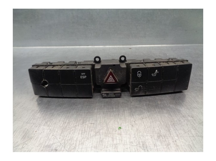 Replacement hazard warning switch for Mercedes-Benz C-Class (W203) Saloon 1.8 CAT OEM IAM reference 2038212881 