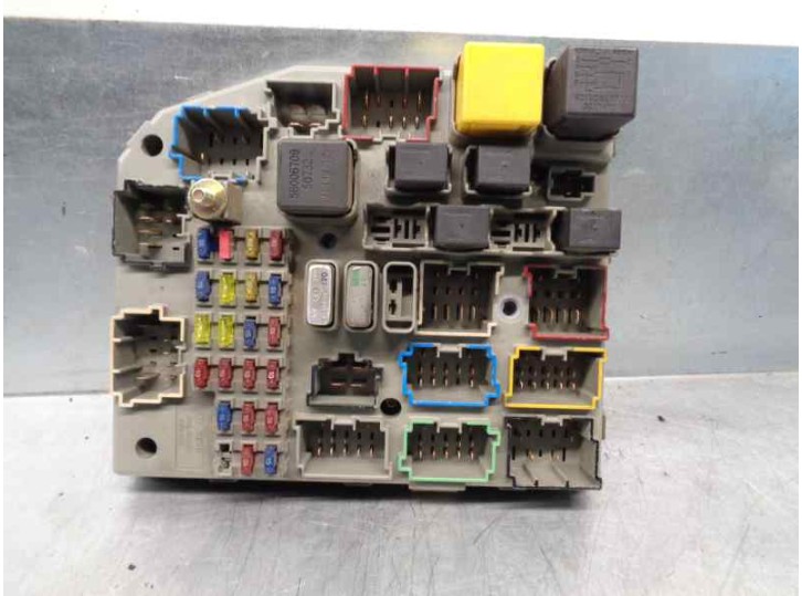 Recambio de caja reles / fusibles para jeep gr.cherokee (zj)/(z) 2.5 turbodiesel referencia OEM IAM 56042257D  