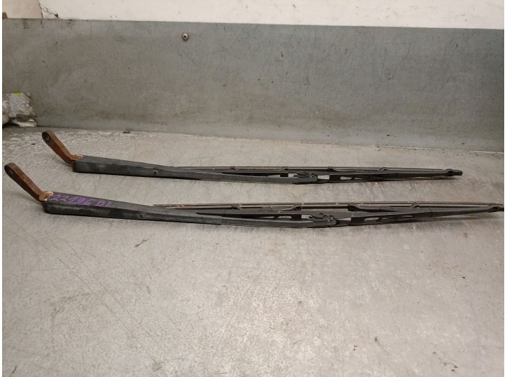 Recambio de brazo limpia delantero derecho para kia pride station wagon 1.3 referencia OEM IAM KK15667321 KK15667321 