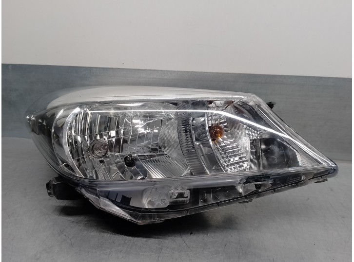 Recambio de faro derecho para toyota yaris 1.3 16v cat referencia OEM IAM 811300D450  5 PUERTAS