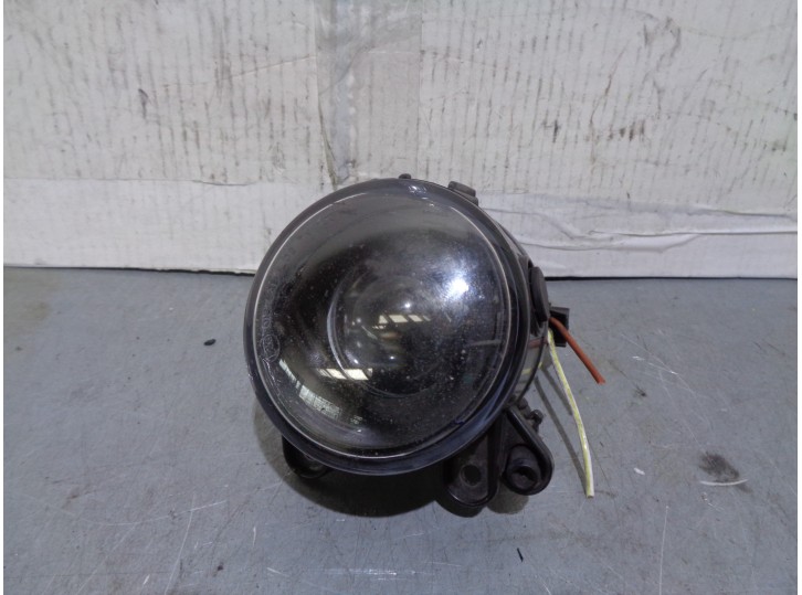 Replacement left fog light for Volkswagen Golf V Saloon (1K1) 2.0 16V FSI OEM IAM reference 27096500L 