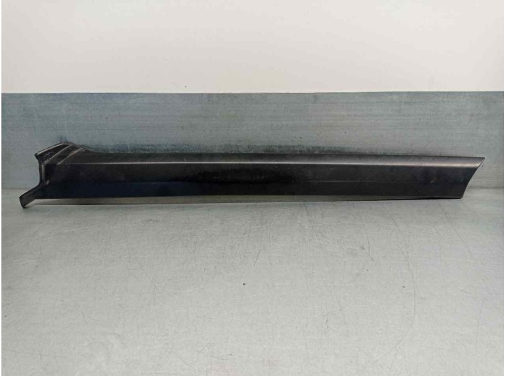 Recambio de molduras delanteras para land rover discovery 2.7 td v6 cat referencia OEM IAM D6B000145  