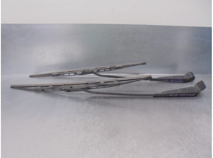 Recambio de brazo limpia delantero derecho para opel corsa a 1.2 referencia OEM IAM 90119221  