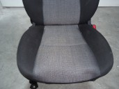Recambio de asiento delantero derecho para kia cee´d 1.6 crdi cat referencia OEM IAM 882021H455BA2 TELA NEGRO Y GRIS 5 PUERTAS