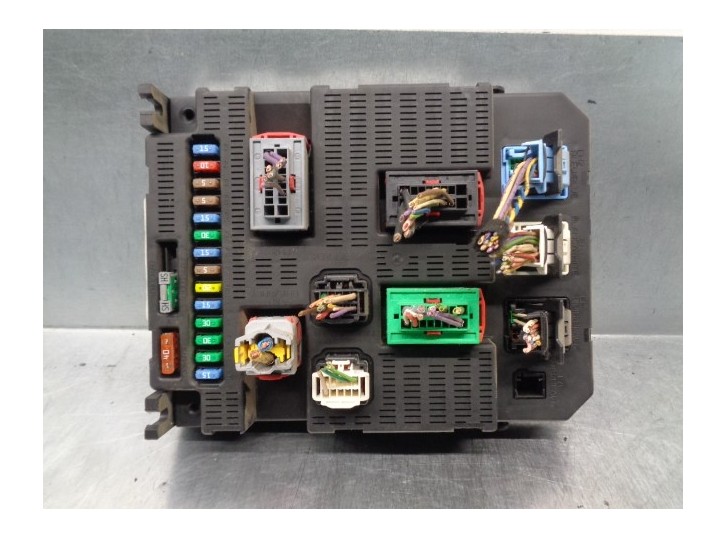 Recambio de caja reles / fusibles para citroën c3 1.4 referencia OEM IAM 9659285680 BSI2004P09 VALEO