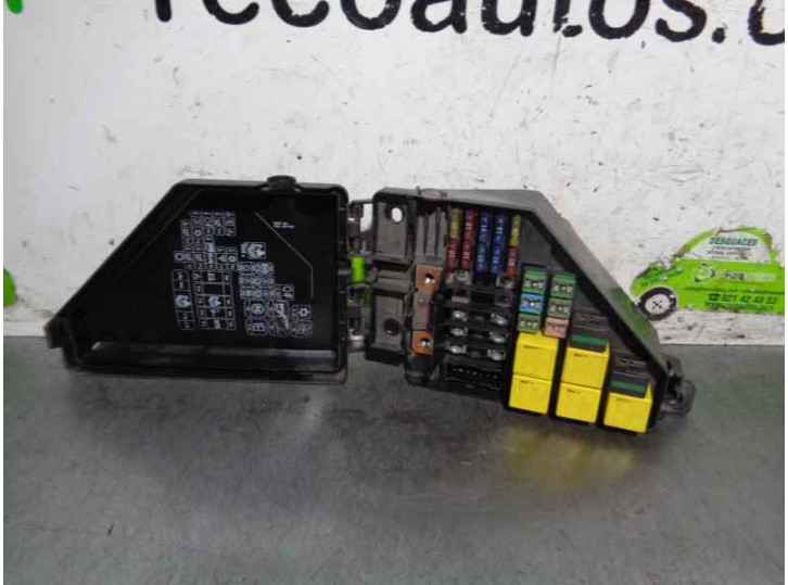 Recambio de caja reles / fusibles para mg mg zr 160 referencia OEM IAM YQE103720R  