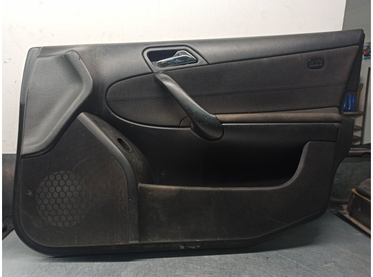 Recambio de guarnecido puerta delantera derecha para mercedes-benz clase c (w203) berlina 2.2 cdi cat referencia OEM IAM A203720