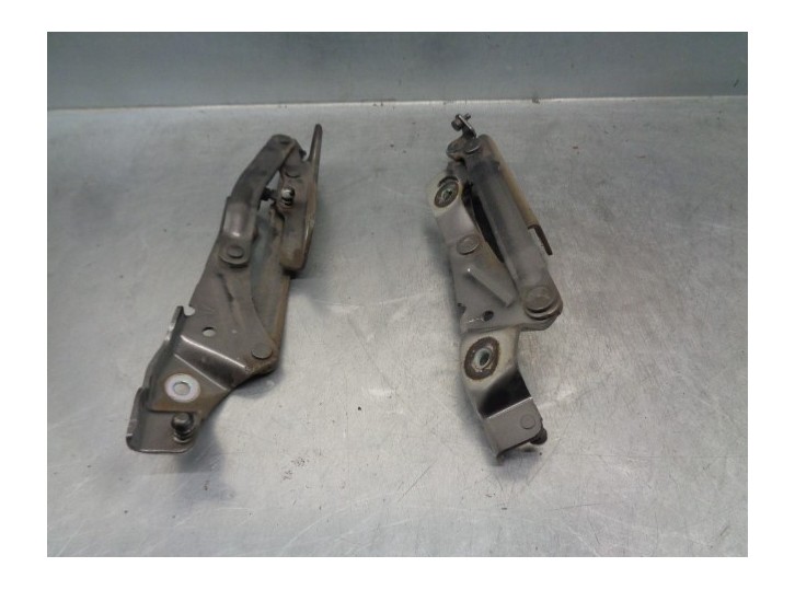 Replacement tailgate hinge for Mazda 3 Saloon (BL) 2.2 turbodiesel cat OEM IAM reference 