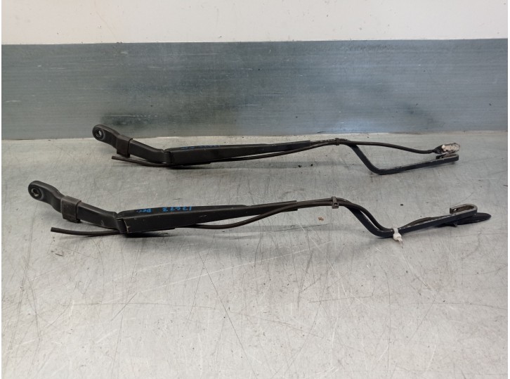 Recambio de brazo limpia delantero derecho para iveco c35 (1997 - ...) 2.8 referencia OEM IAM 504023733 504023733 VALEO