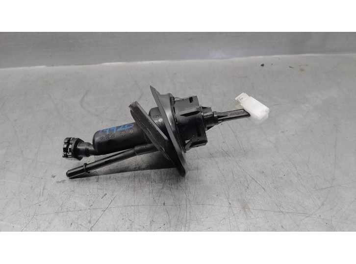 Recambio de bomba embrague para volvo c30 1.6 diesel cat referencia OEM IAM 3M547A543  