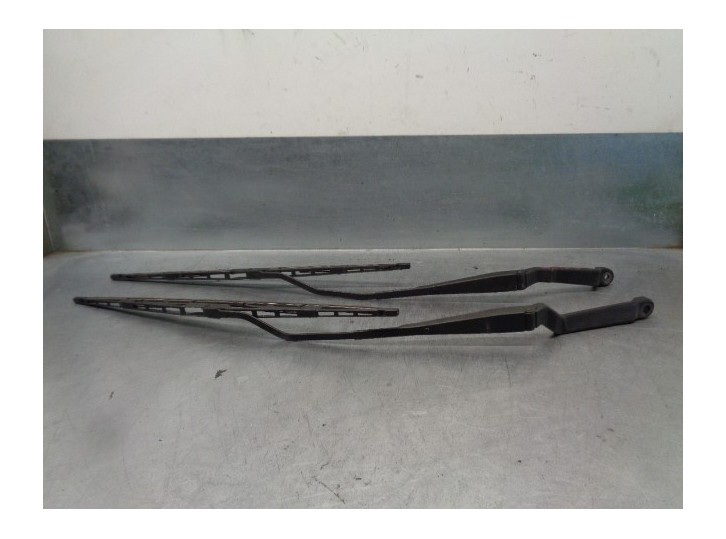 Replacement front right wiper arm for MG 400 Series (XW) OEM IAM reference 