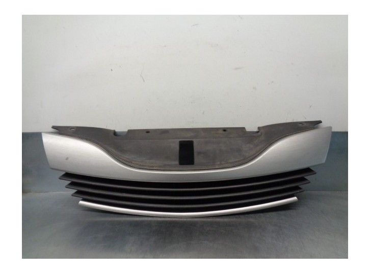 Recambio de rejilla delantera para renault laguna ii (bg0) 1.6 referencia OEM IAM 8200012581 