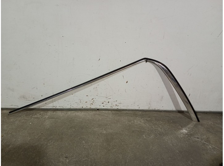 Recambio de molduras delanteras para mercedes-benz clase e (w114/w115) berlina 3.0 diesel referencia OEM IAM M110982  