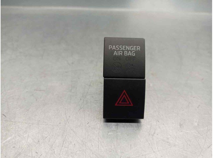 Replacement hazard warning switch for Skoda Superb Combi (3V5) 2.0 TDI OEM IAM reference 3V0953507 