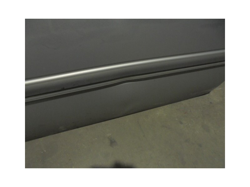 Recambio de puerta delantera derecha para ford orion celebration referencia OEM IAM 6871073 GRIS 4 PUERTAS