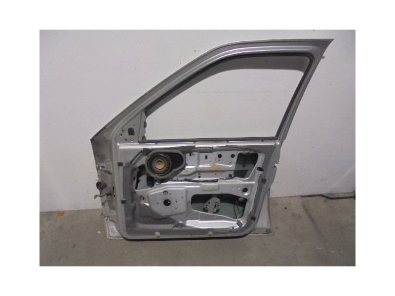 Recambio de puerta delantera derecha para ford orion celebration referencia OEM IAM 6871073 GRIS 4 PUERTAS