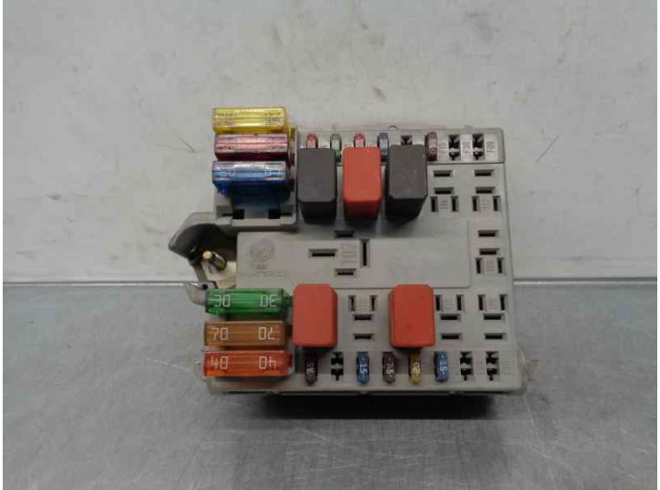 Recambio de caja reles / fusibles para fiat punto berlina (188) 1.2 cat referencia OEM IAM 46766769 