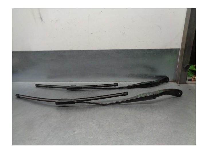 Recambio de brazo limpia delantero derecho para dacia sandero ii 1.0 tce 100 (b8ml) referencia OEM IAM   