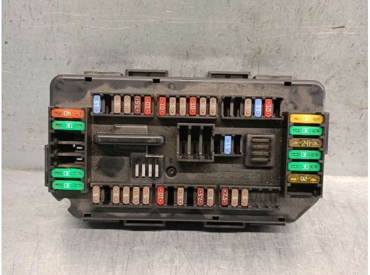 Recambio de caja reles / fusibles para bmw 1 (f20) 118 d referencia OEM IAM 61149389068 