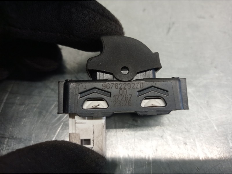 Recambio de mando elevalunas trasero derecho para peugeot 308 active referencia OEM IAM 96762292ZD  