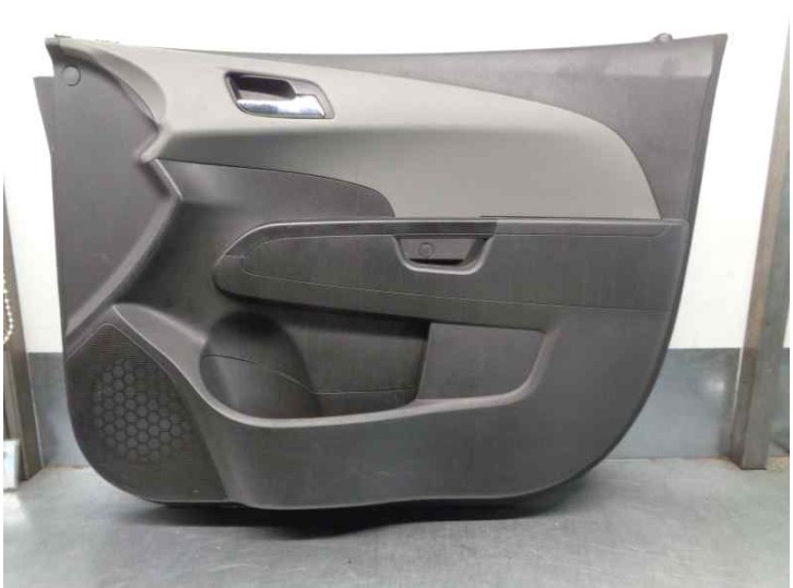 Recambio de guarnecido puerta delantera derecha para chevrolet aveo sedán ltz referencia OEM IAM 95941187 