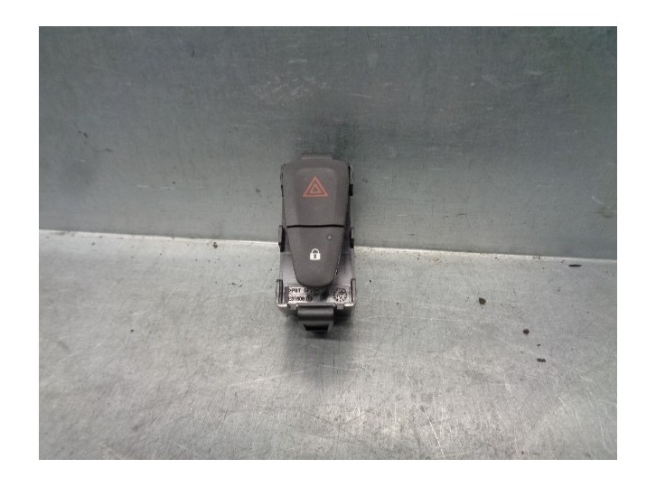 Replacement hazard warning switch for Dacia Sandero II 1.0 TCE 100 (B8ML) OEM IAM reference 252905668R E3160102 VALEO
