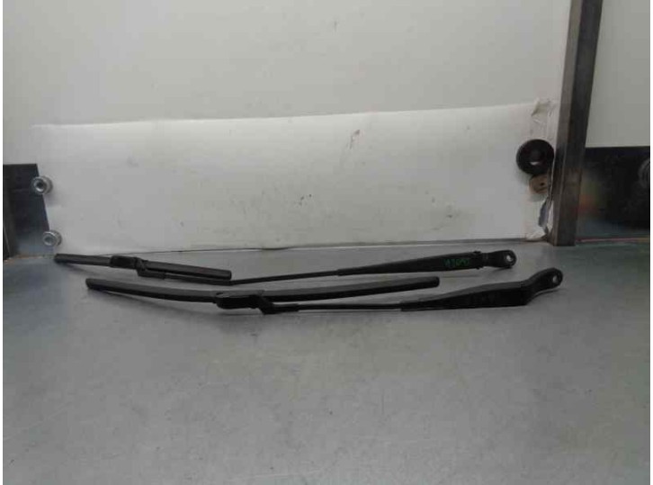 Recambio de brazo limpia delantero derecho para renault twingo 1.5 dci diesel referencia OEM IAM 288818509R  