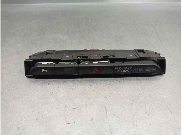 Replacement hazard warning switch for Volkswagen Passat Variant (3G5) 2.0 TDI OEM IAM reference 3G1853770A 13007900 