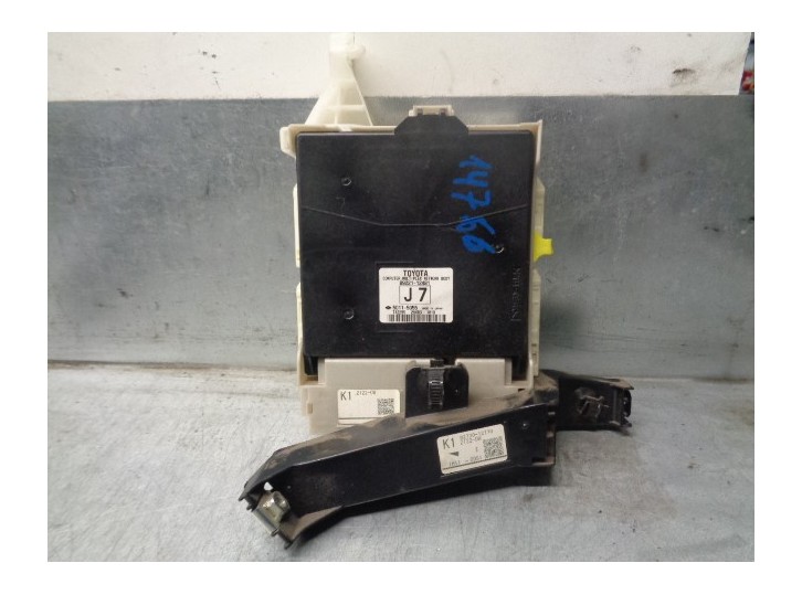 Recambio de caja reles / fusibles para toyota auris 1.8 16v cat referencia OEM IAM 8922112481 