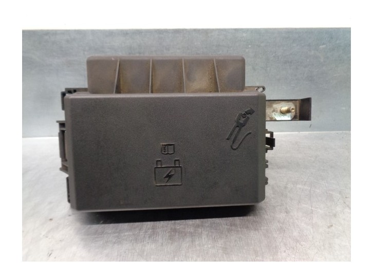 Recambio de caja reles / fusibles para chrysler 300 c 3.0 crd cat referencia OEM IAM 68003895AB 