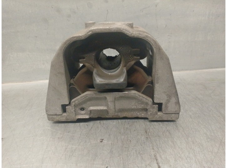 Replacement right engine mount for Volkswagen Golf IV Saloon (1J1) 1.4 16V OEM IAM reference 1J0199262BK 