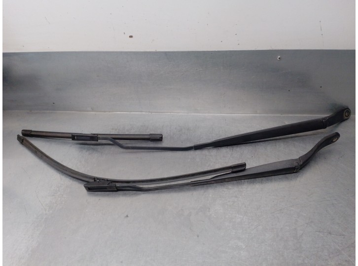 Recambio de brazo limpia delantero derecho para citroën c3 ii 1.4 referencia OEM IAM 9683381680 9683382180 