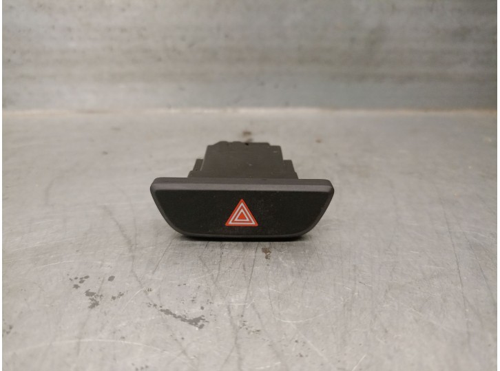 Replacement hazard warning switch for Toyota Yaris (_P21_, _PA1_, _PH1_) 1.5 hybrid (MXPH11) OEM IAM reference 15D509 