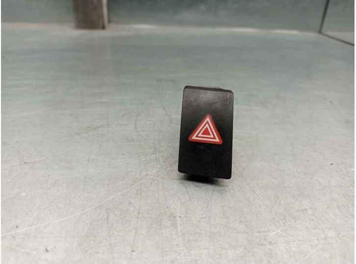 Replacement hazard warning switch for Toyota Verso 2.0 D-4D CAT OEM IAM reference 843320F030 