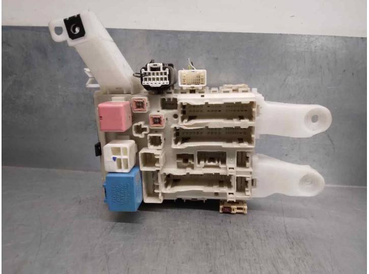Replacement fuse / relay box for Toyota Verso 2.0 D-4D CAT OEM IAM reference 827300F051C 15739D21 