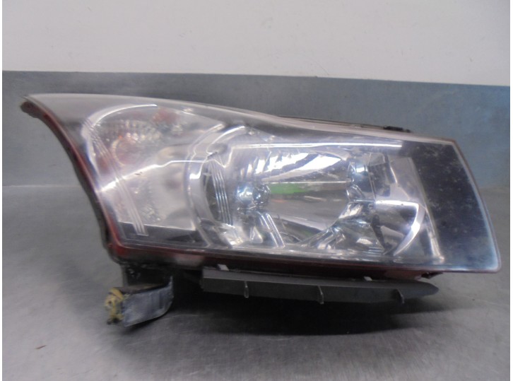 Replacement right headlight for Chevrolet Cruze 2.0 diesel cat OEM IAM reference 95956272 