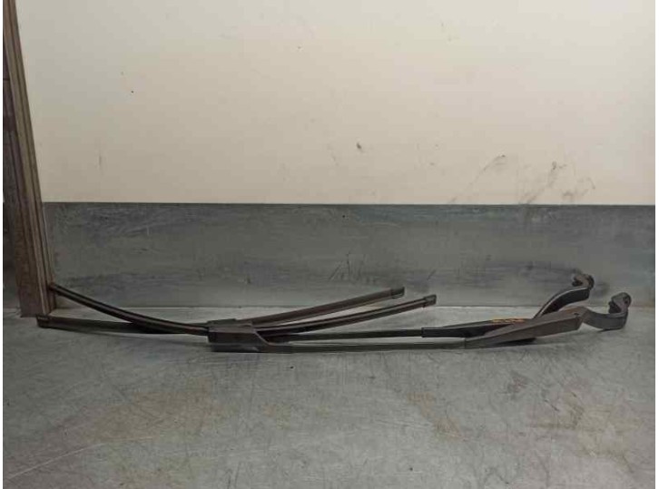 Recambio de brazo limpia delantero derecho para seat ibiza st (6j8) fr referencia OEM IAM 6M2117526AB  