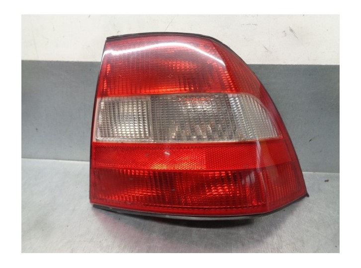 Recambio de piloto trasero derecho para opel vectra b berlina 1.8 16v cat referencia OEM IAM 90568049  