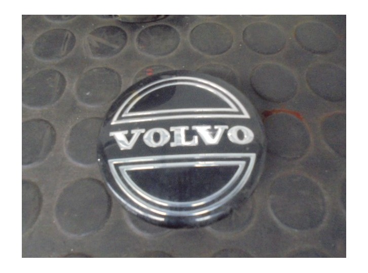 Replacement hubcap for Volvo S40 Sedan 2.4 CAT OEM IAM reference 30666913 