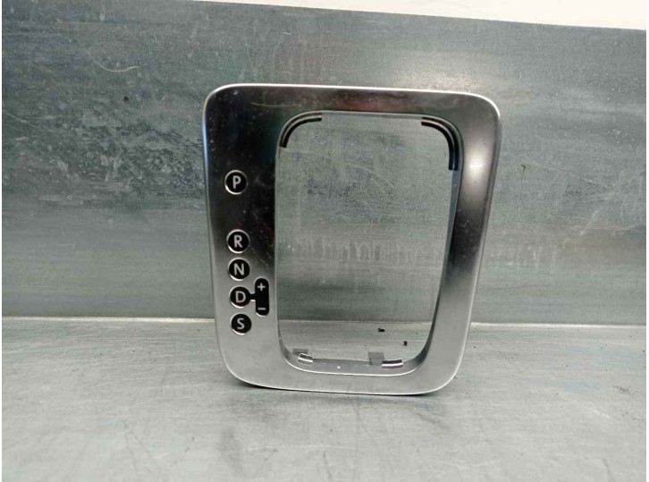 Recambio de molduras delanteras para volkswagen golf v plus (1kp) 1.9 referencia OEM IAM 5M1713203J 