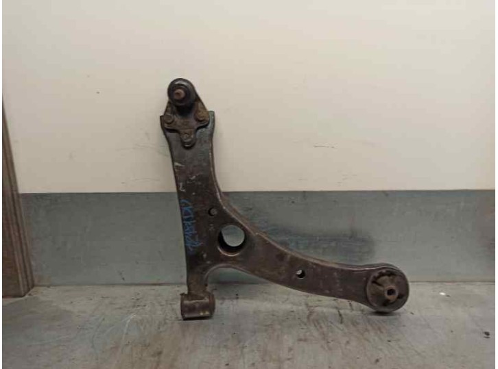 Recambio de brazo suspension inferior delantero derecho para toyota avensis berlina (t25) 2.0 16v cat referencia OEM IAM 9011914