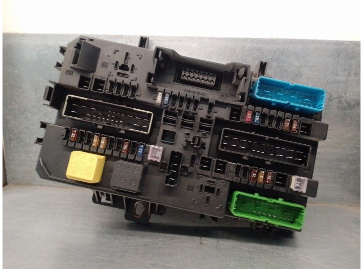 Recambio de caja reles / fusibles para opel astra h berlina 1.7 16v cdti referencia OEM IAM 13145017 5DK00866930 HELLA