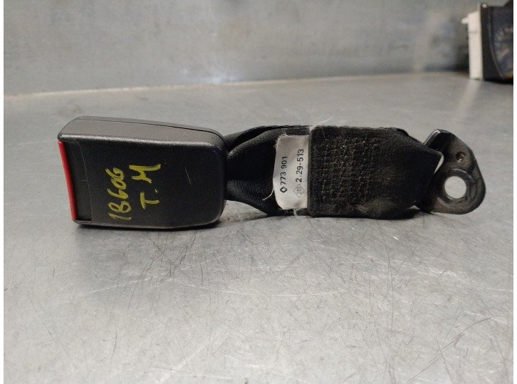 Recambio de enganche cinturon para renault 19 1.8 f3p referencia OEM IAM 7700773901 