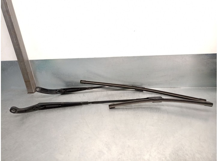 Replacement front right wiper arm for Audi A3 (8V1, 8VK) 2.0 TDI OEM IAM reference 8V1955407 