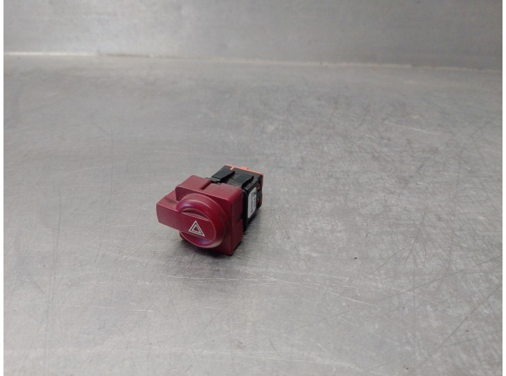 Replacement hazard warning switch for Citroën C4 saloon 1.6 16V OEM IAM reference 96480877KR 