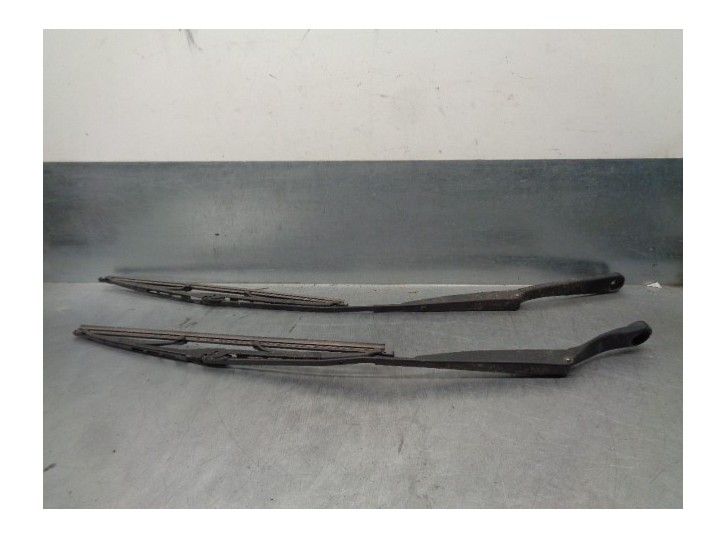 Recambio de brazo limpia delantero derecho para lancia lancia y 1.1 cat referencia OEM IAM 