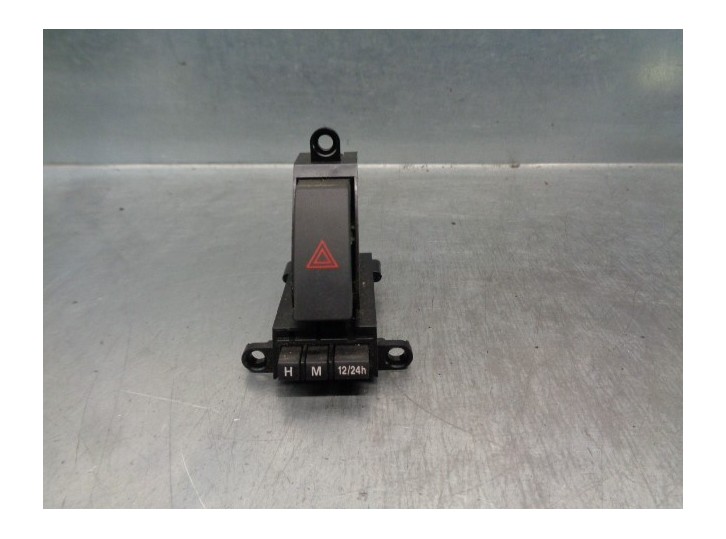 Replacement hazard warning switch for Mazda 3 lim. (BL) 2.2 turbodiesel CAT OEM IAM reference BBP3664H0 