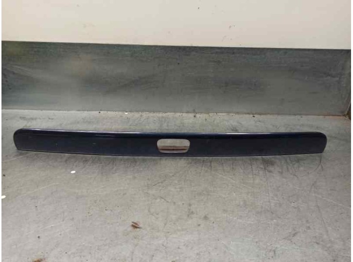 Recambio de molduras traseras para volvo s40 berlina 1.9 diesel cat referencia OEM IAM 613890 