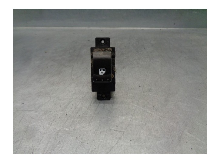 Recambio de mando elevalunas trasero derecho para ssangyong rexton w 2.0 td cat referencia OEM IAM 202008279  