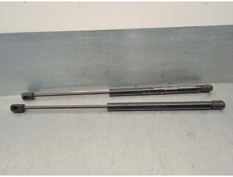 Replacement boot / tailgate struts for Opel Astra H Caravan 1.7 16V CDTI OEM IAM reference 132757 5 DOORS